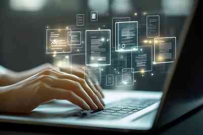 Finger tippen auf Laptoptastatur - © The Little Hut - stock.adobe.com