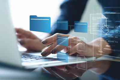 Laptop und digitale Akten - © tippapatt - stock.adobe.com